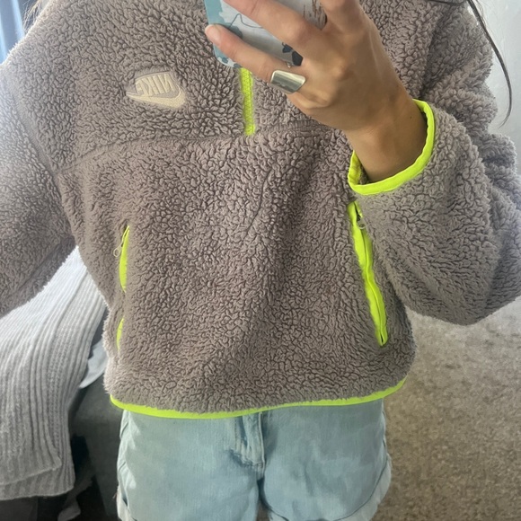 Crop top fuzzy, warm Nike sweater - Picture 5 of 5